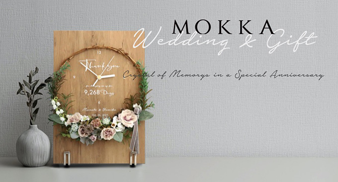 木製パネルとリースの花時計