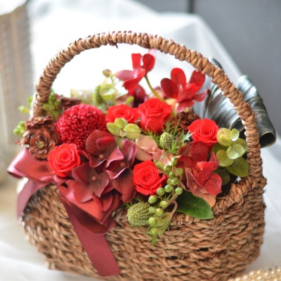 フラワーギフト お花の溢れるバスケット・レッド