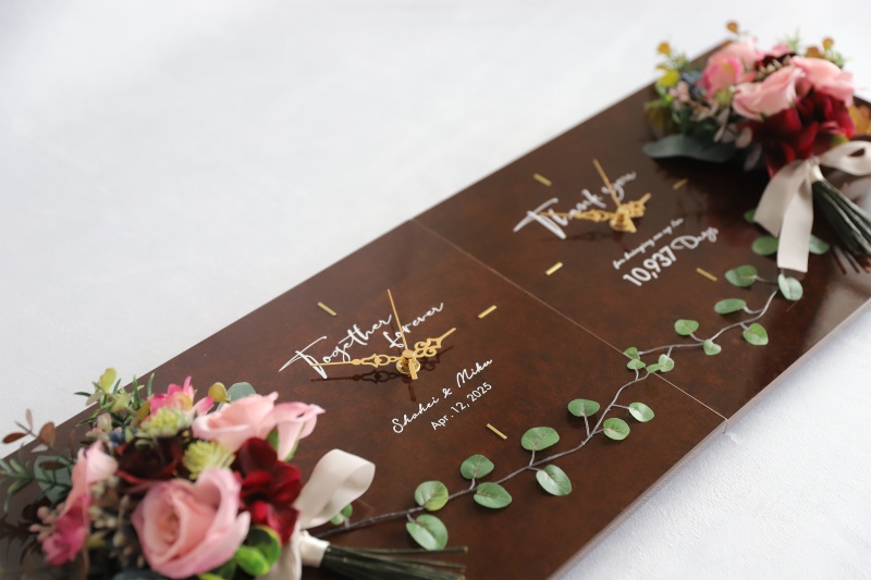 結婚式の記念品に人気のグリーンがつながる三連式の花時計が連結したイメージ