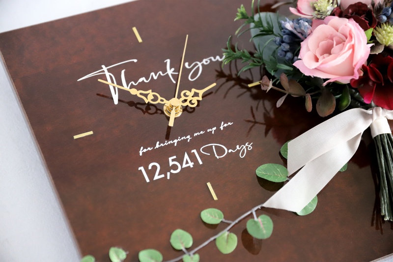 披露宴の両親記念品におすすめ：グリーンがつながる三連式の花時計の文字盤パネルのイメージ
