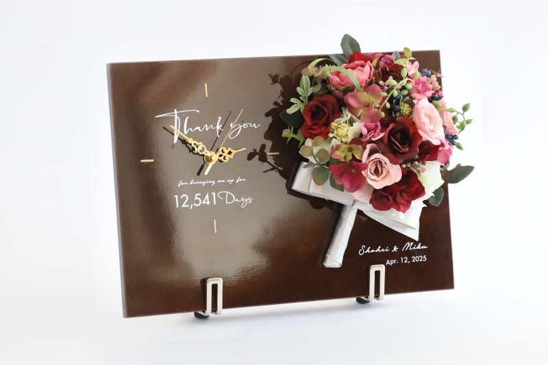 傘寿 米寿 卒寿の記念品におすすめのブーケの花時計／プレミアム・ローズの斜め方向イメージ